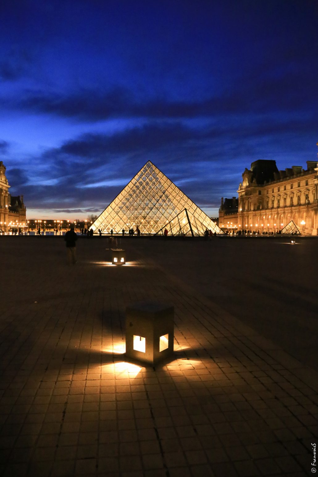 Le Louvre by night