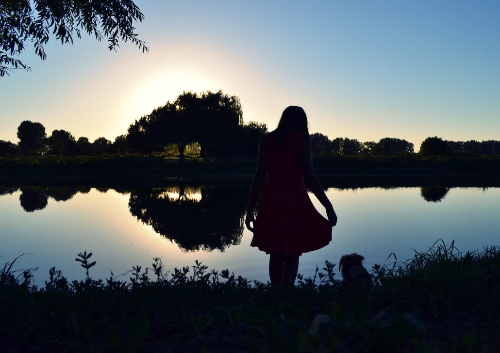 L’eau emporte les larmes du monde.