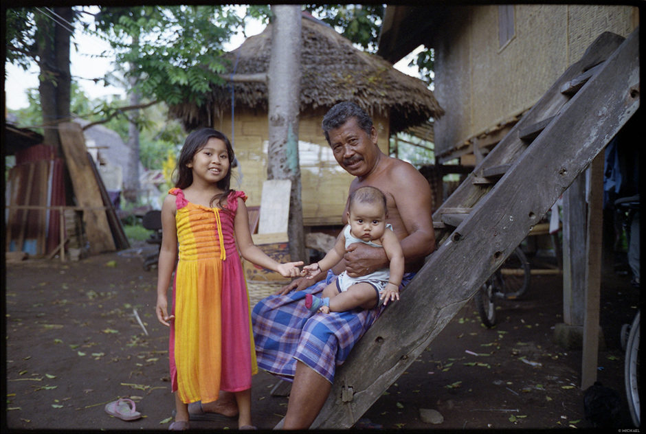 Famille de la petite île Gili Air, Lombok. Le grand père et ses petits enfants.