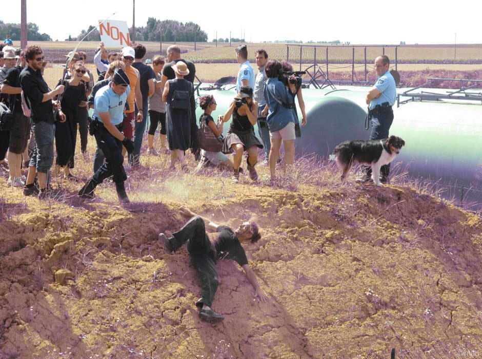 manif anti-schiste / chute dans le soufre