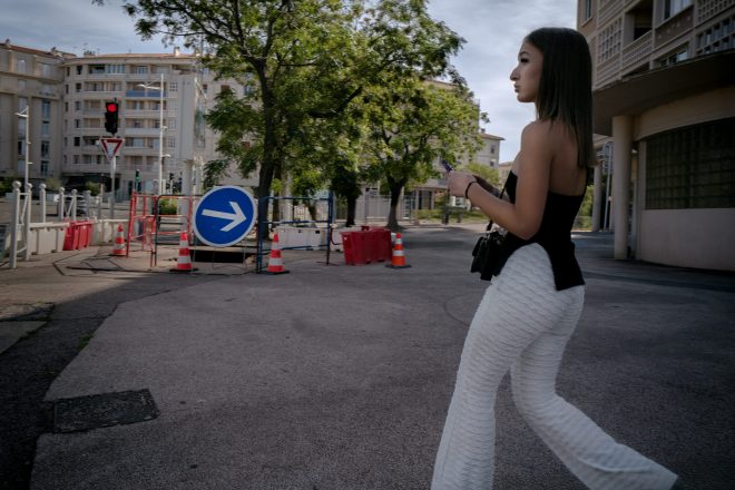 Demoiselle au téléphone