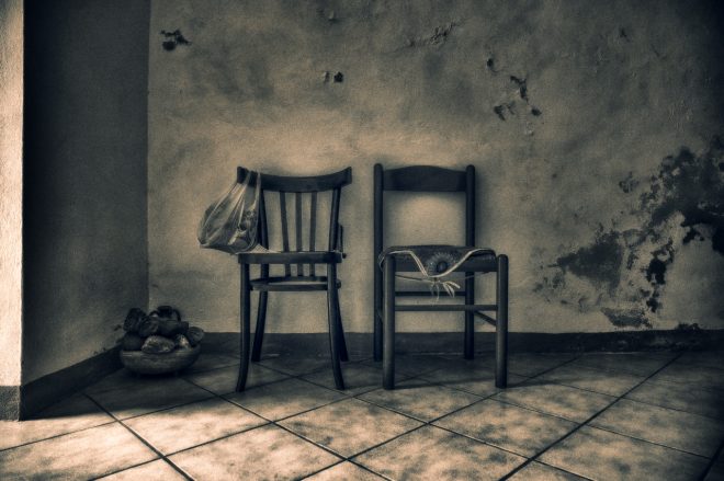 2 chaises - 1 sac - panier et pierres