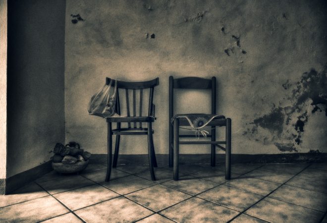 2 chaises - 1 sac - panier et pierres