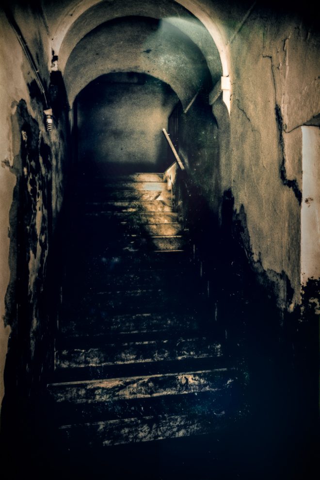 Escalier, ombre et lumière