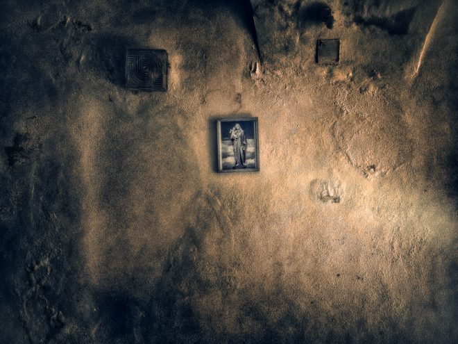 Tableau sur mur et dévotion