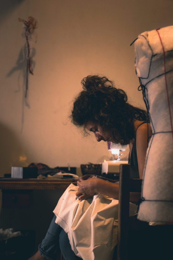 Dans l'atelier d'une artiste costumière