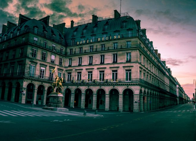 Panorama de la façade de l'Hôtel Régina Paris
