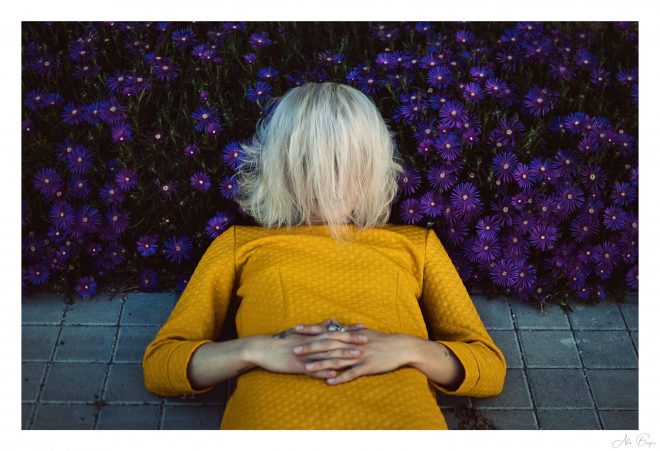 Sur le tapis de péricallis, s'évapore l'odeur du soir fêté.