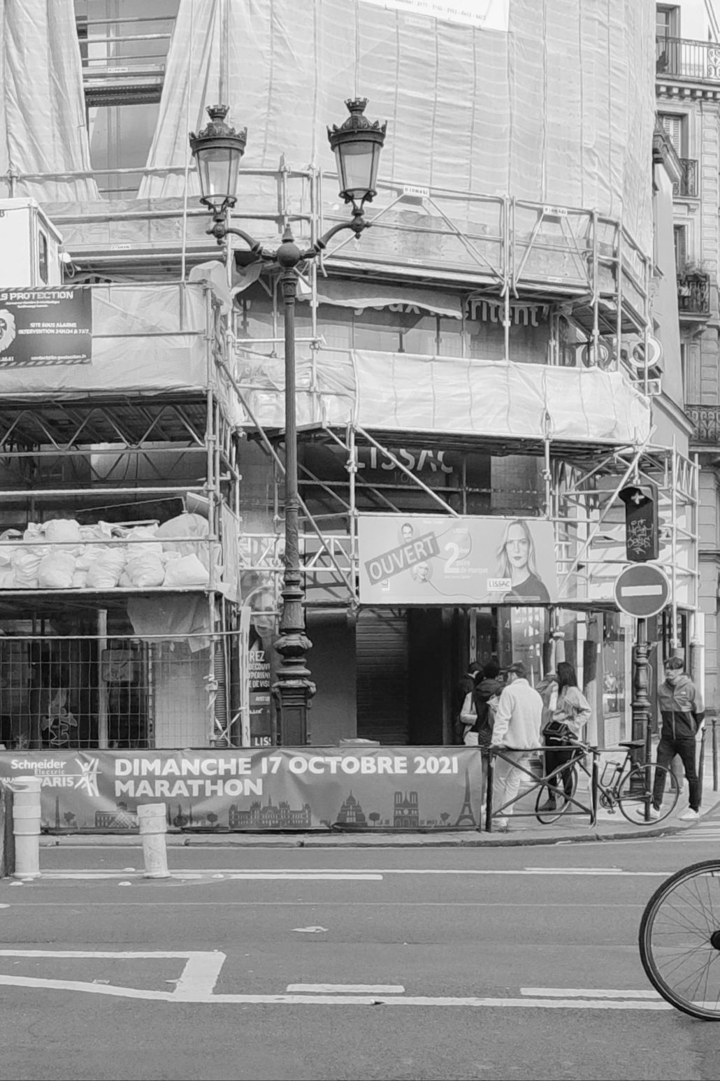 dans une rue de paris