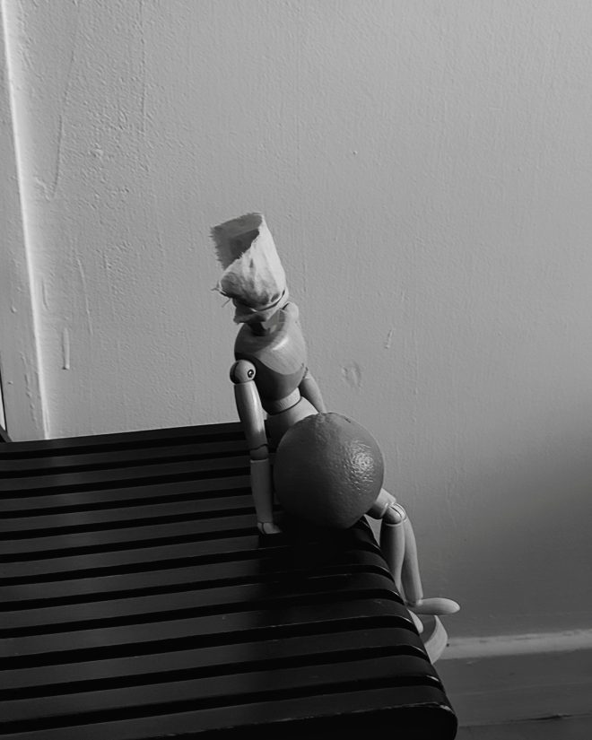 le mannequin et sont orange