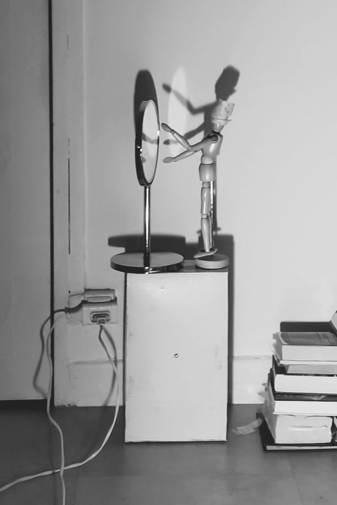 Narcisse se regardant dans un miroir