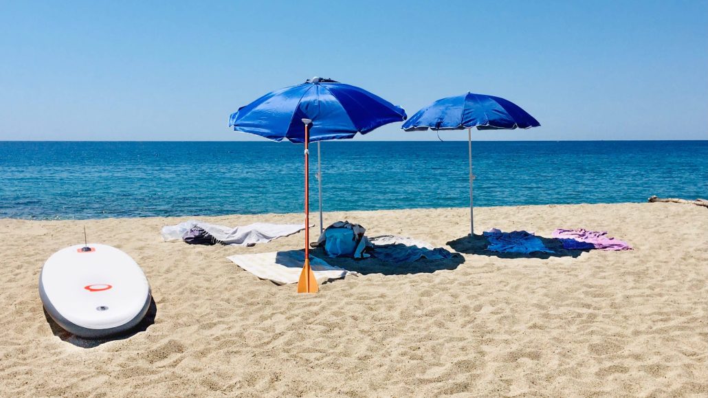 Deux parasols bleus…