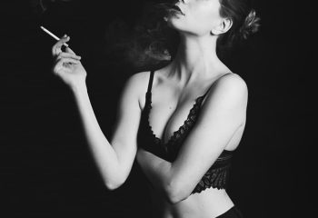 Jeune fille à la cigarette