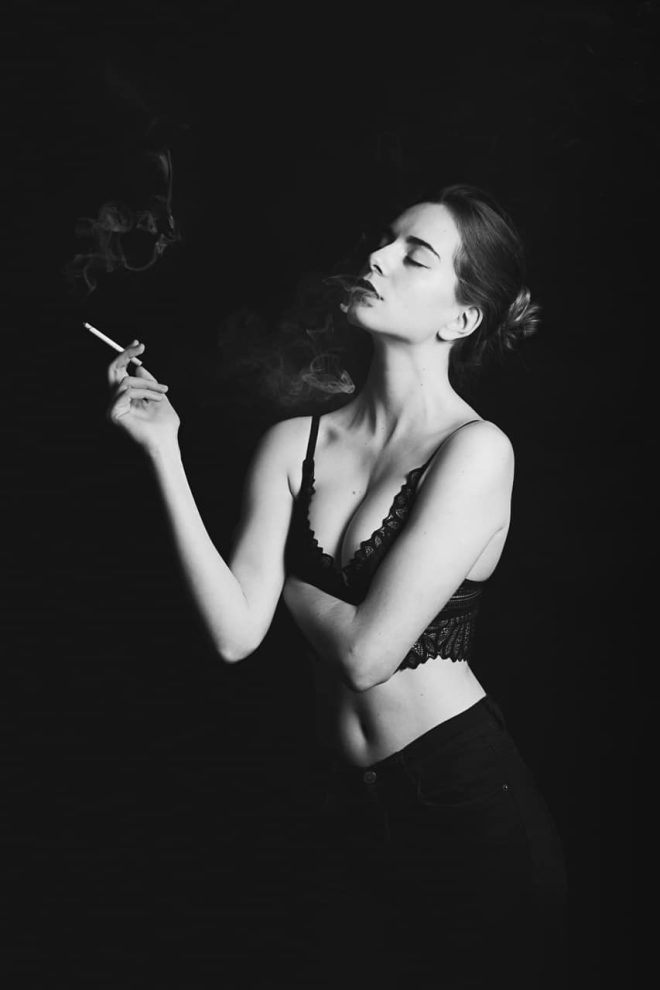 Jeune fille à la cigarette