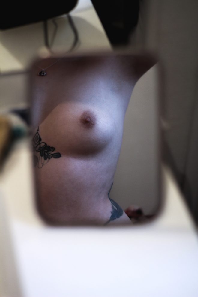 Habillé seulement d'un miroir