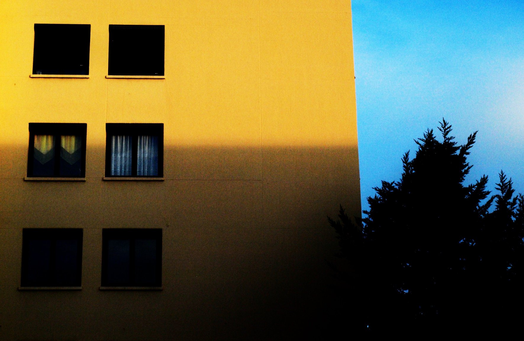 Doucement s'en va le jour. | Lense