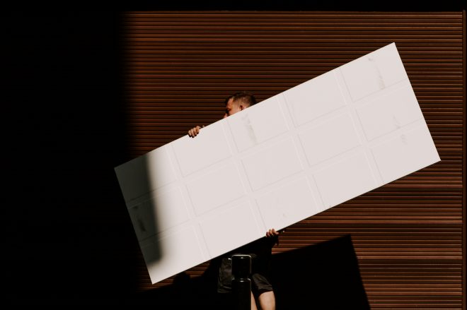 Merci de bien vouloir prendre la porte