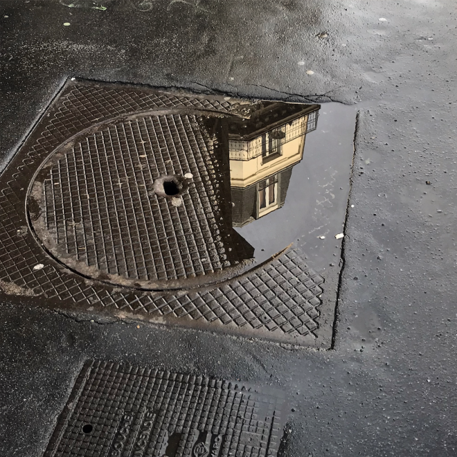 Immeuble sur plaque d'égout