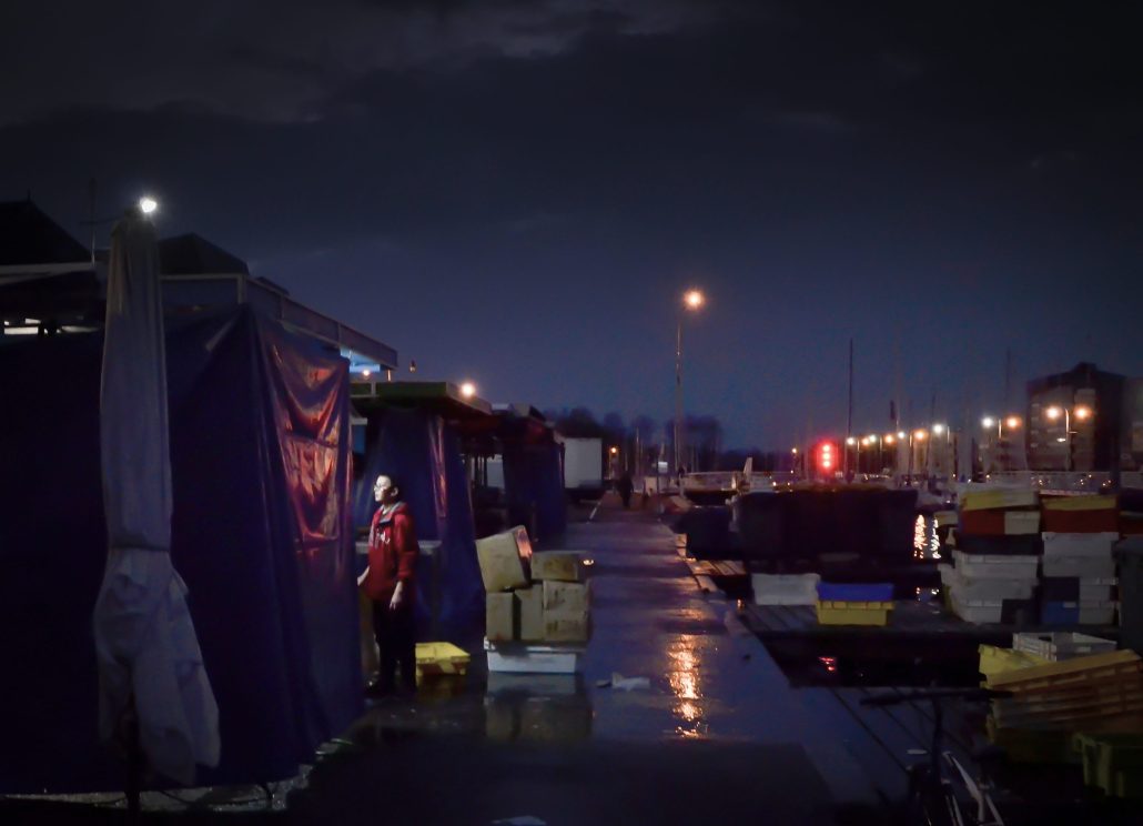 C’ est beau un port le soir