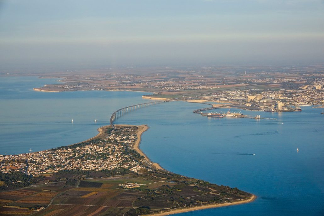 La Rochelle et son port vus de l’île de Ré