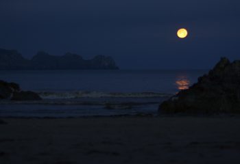 Lune orange sur l'océan à l'aube