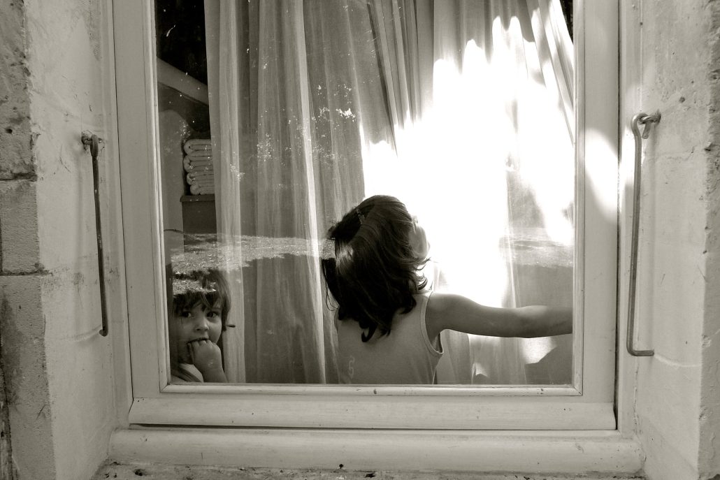 Chloë et Valentine, cache-cache, été 2010