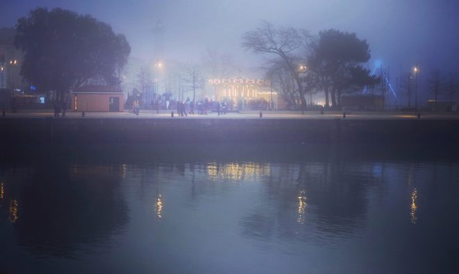 Un port dans la brume