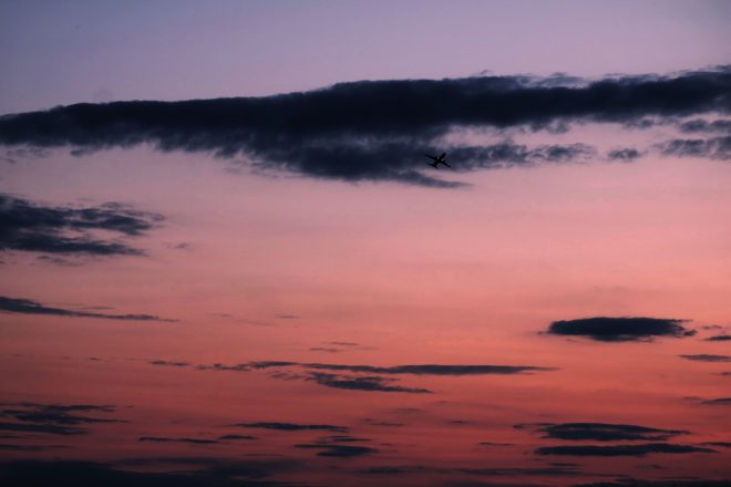 L'avion dans le soleil couchant
