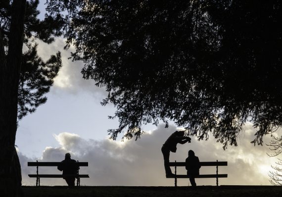 Ombres chinoises sur bancs