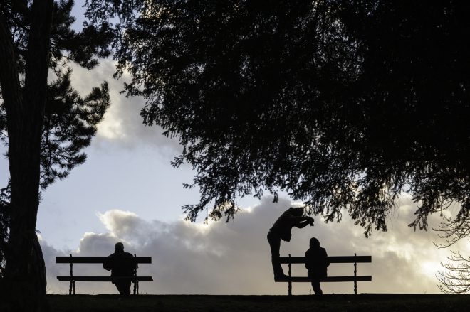 Ombres chinoises sur bancs