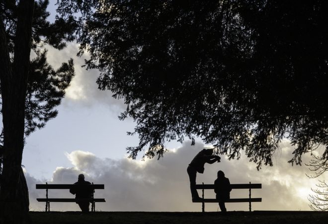 Ombres chinoises sur bancs